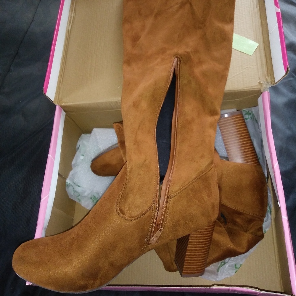 Stretchy suede boots